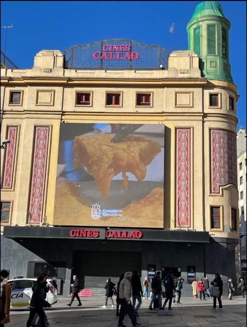 La tortilla de Betanzos, en emoticono y en pantalla gigante en la Gran Vía