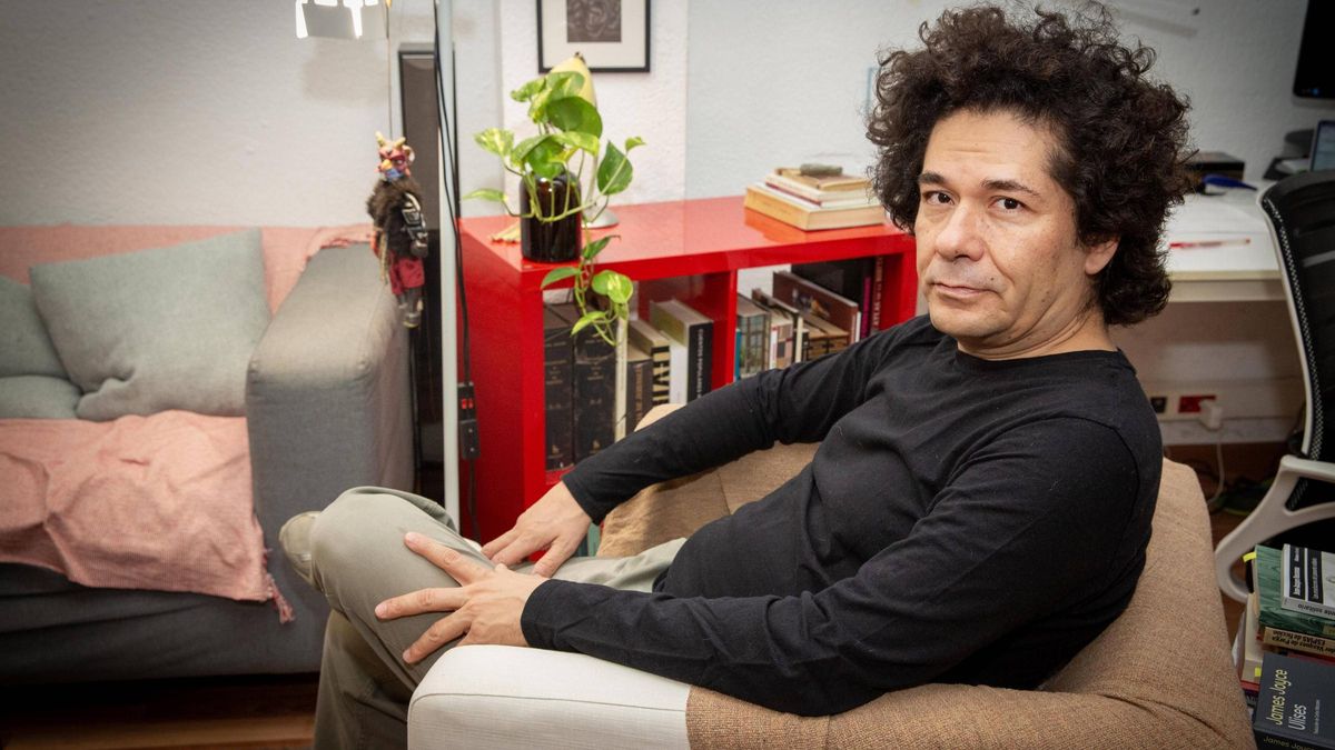 Juan Pablo Villalobos: "En términos literarios, es un espectáculo más grande ver caer a Messi que verlo triunfar"