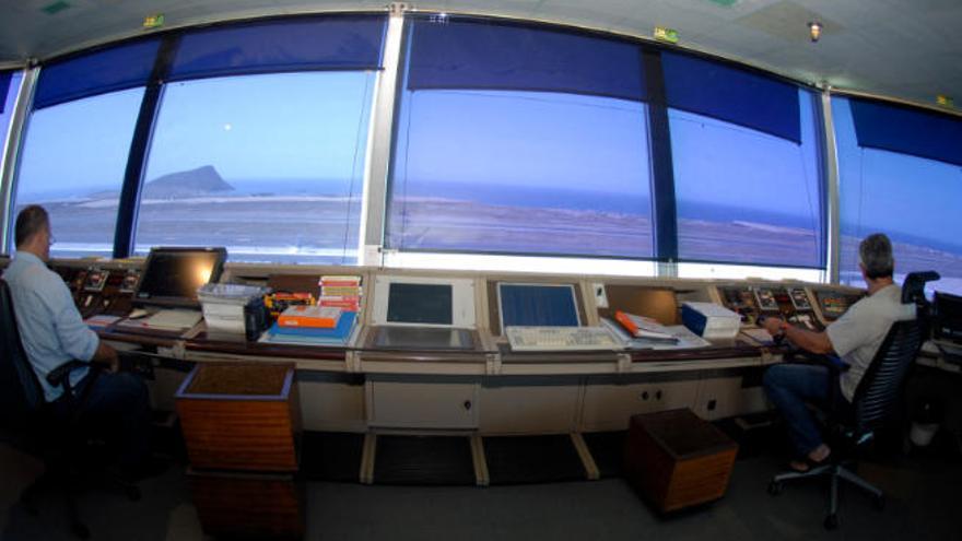 Imagen de archivo de la torre de control del aeropuerto internacional de Tenerife Sur.