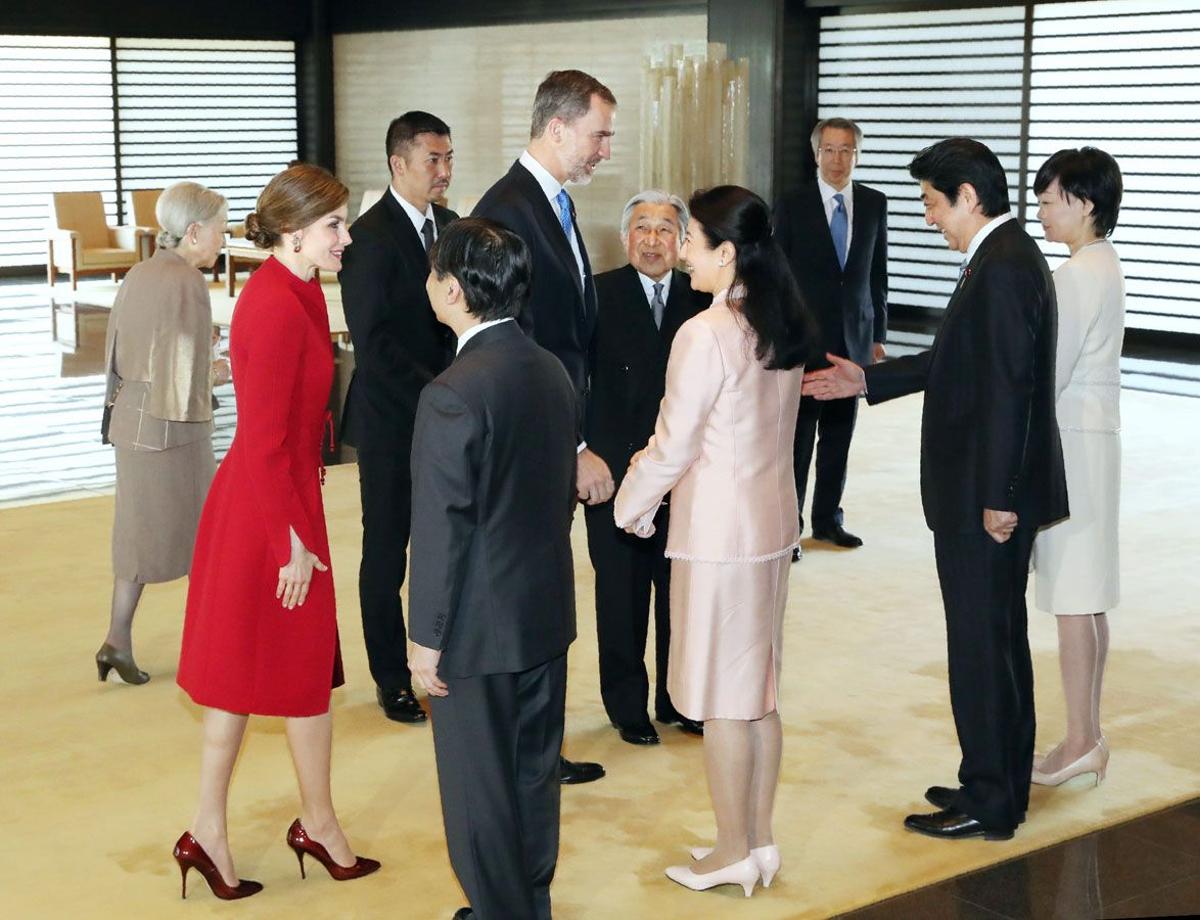 Letizia Ortiz y Felipe VI en Japón junto a los herederos