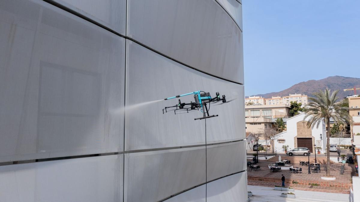 Estepona incorpora un sistema pionero de uso de drones para la limpieza de las fachadas del Mirador El Carmen
