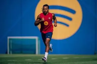 El agente de Kounde, en la Ciutat Esportiva