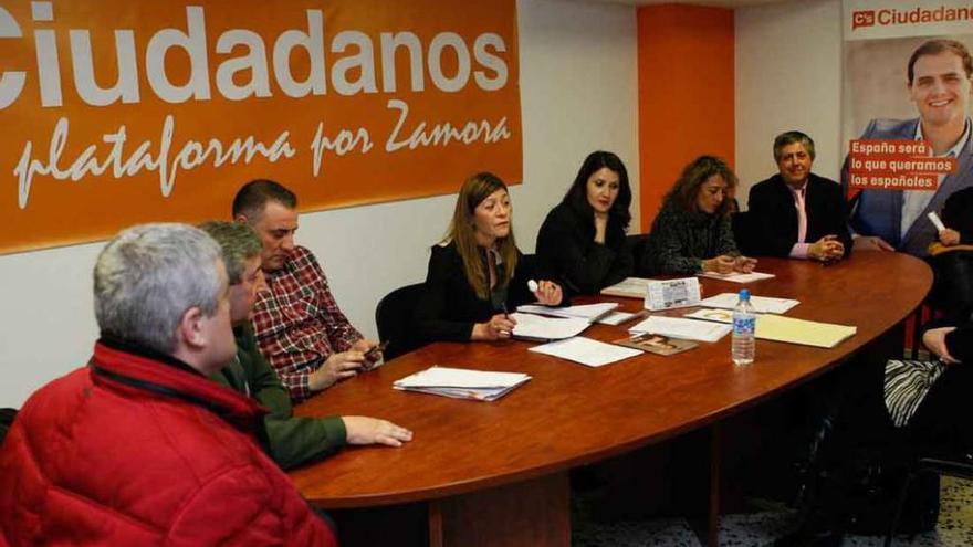 Representantes del partido en la sede de Ciudadanos.