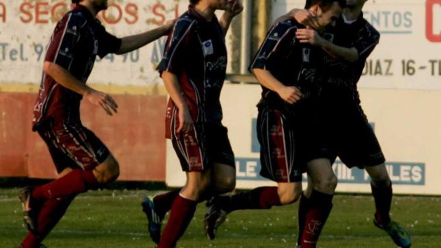 Los jugadores del Navarro celebran un gol en la pasada campaña.