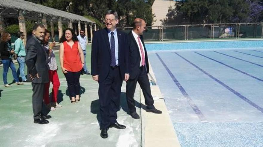 Ximo Puig, durante su visita a la piscina municipal.