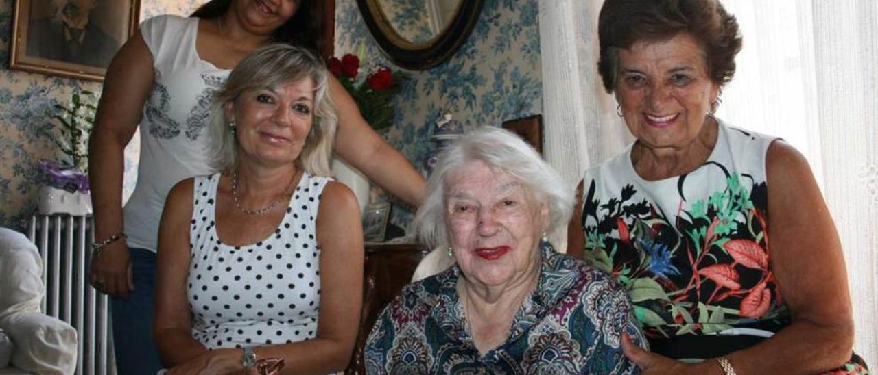 María Teresa Lastra, en el centro, flanqueada por su ahijada María Dolores Mesa (a la derecha) y su hija, Pilar Muela. En segundo término, su cuidadora, Katy Bautista.