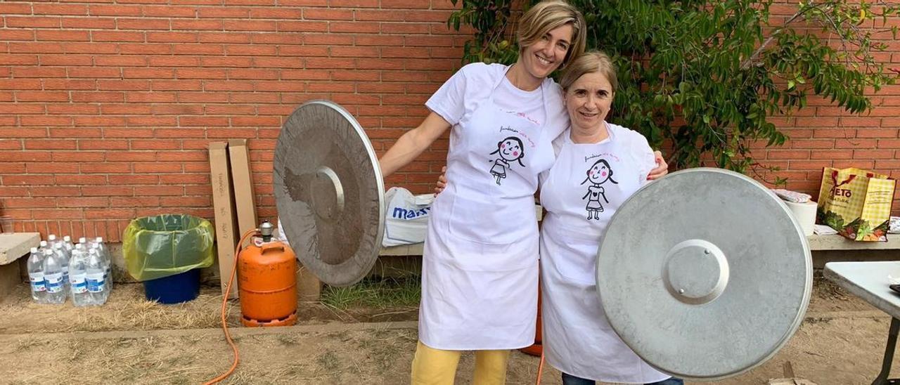 Paula Pérez (izquierda) y Pili Acevedo preparando una fabada. | Fundación Inés Arnaiz
