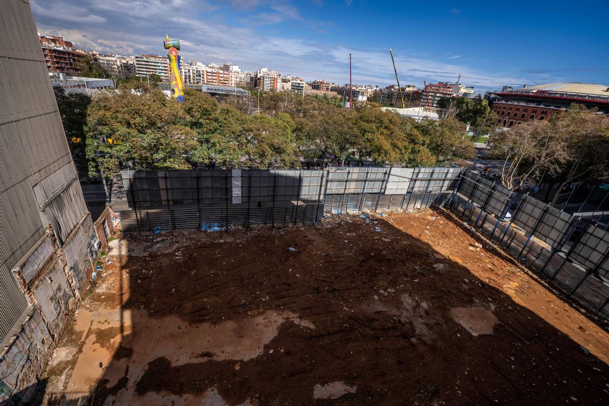 Barcelona 09/03/2026 Barcelona Parcela donde Núñez y Navarro construirá un rascacielos de 19 plantas y otros edificios en la isla ubicada cerca de Plaça Espanya. AUTOR: JORDI OTIX