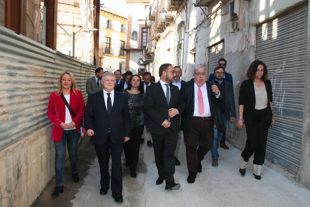 María Ángeles Mazuecos, José Vélez, Antonia Pérez, Diego José Mateos, Tontxu Rodríguez, Isidro Abellán e Isabel Casalduero, por la calle Selgas junto a las fachadas ‘apeadas’ del solar donde se construirá el Palacio de Justicia.