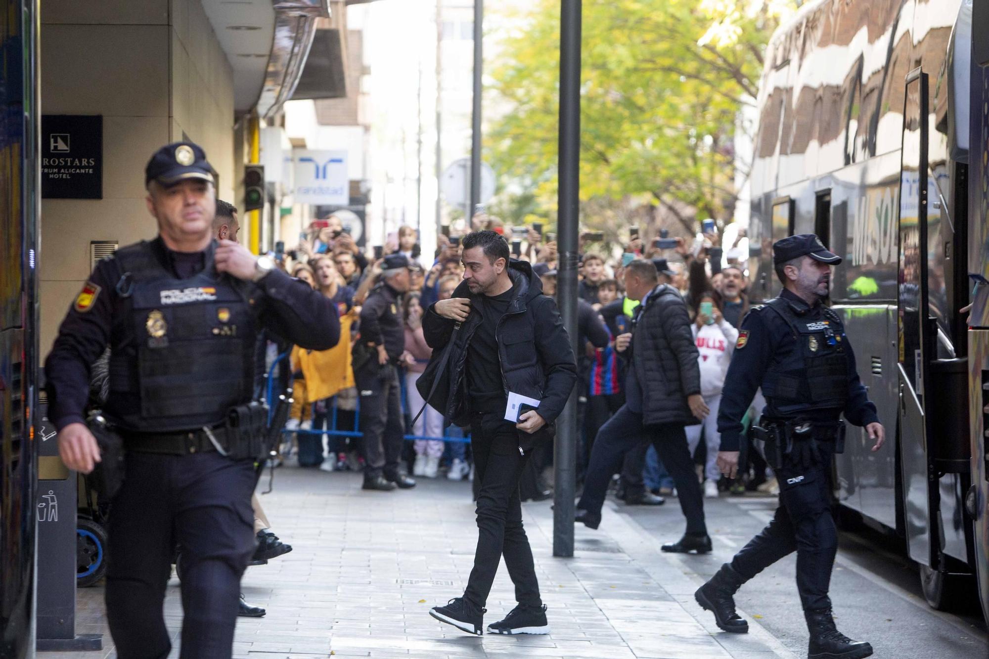 Gran expectación en Alicante por la llegada del Barça