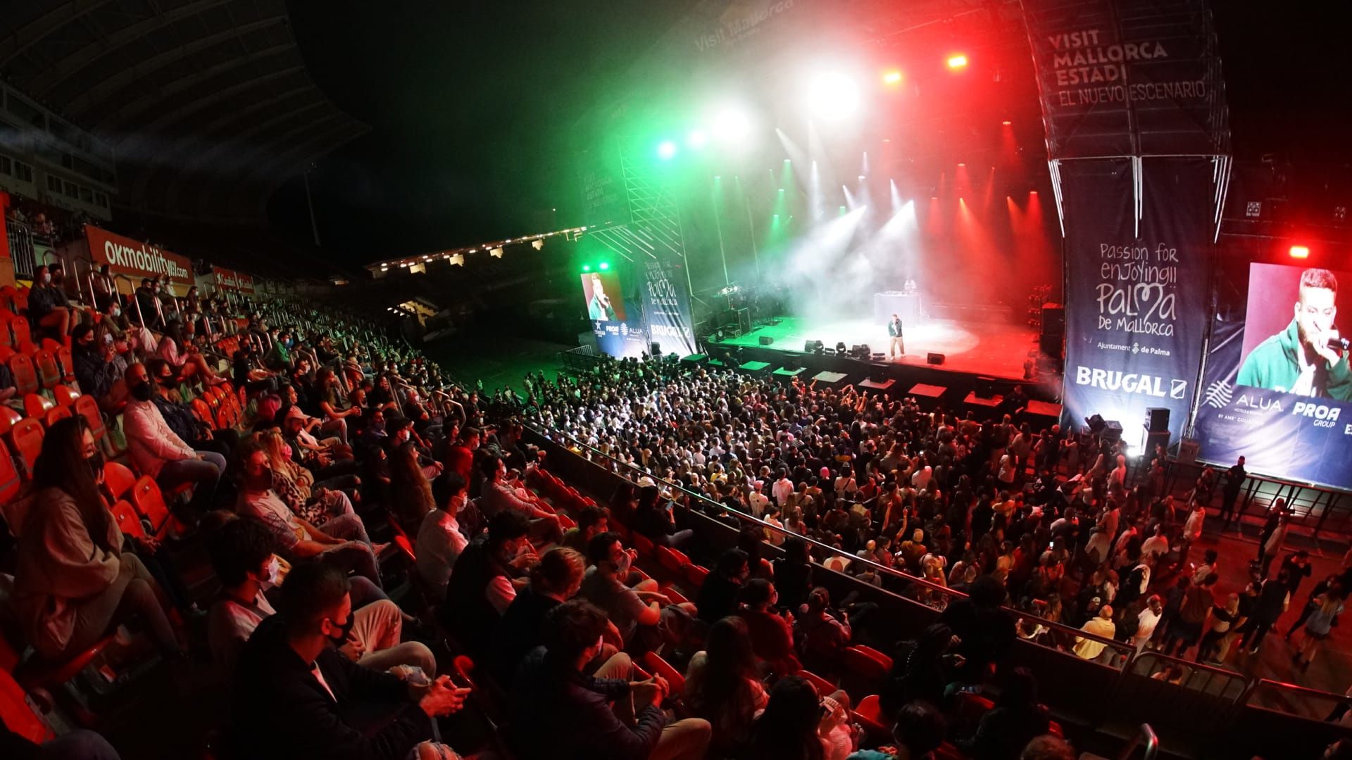 Große Bühne - Tausende Konzertbesucher im Stadion von Palma de Mallorca