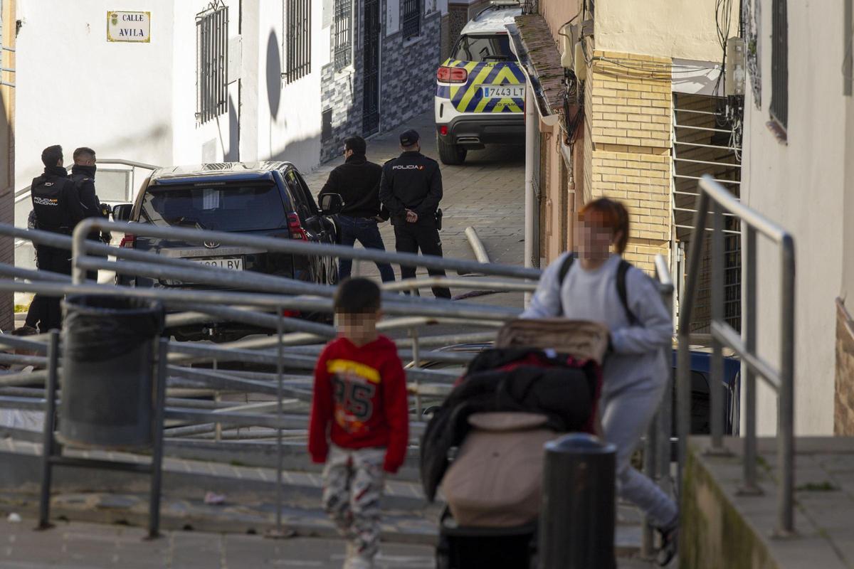 La Policía Nacional ha detenido pasadas las 14:00 horas al hombre que desde primera hora de la mañana estaba atrincherado.