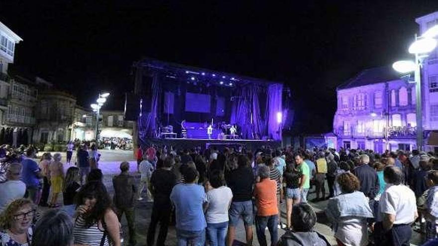 Actuación en la Praza Maior en las fiestas de Os Remedios. // A. H.