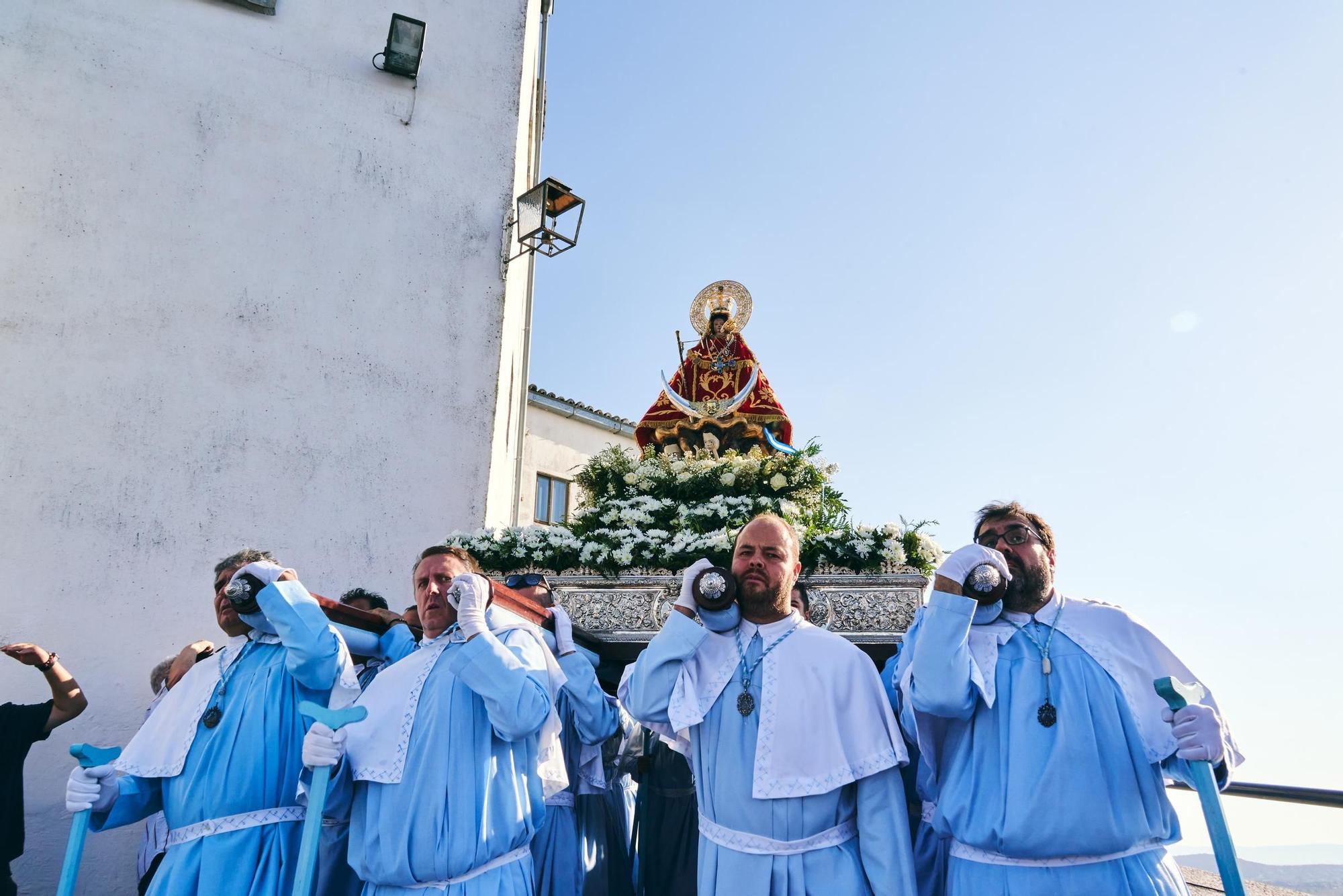 La patrona de Cáceres abre su Año Jubilar con cientos de devotos en el santuario