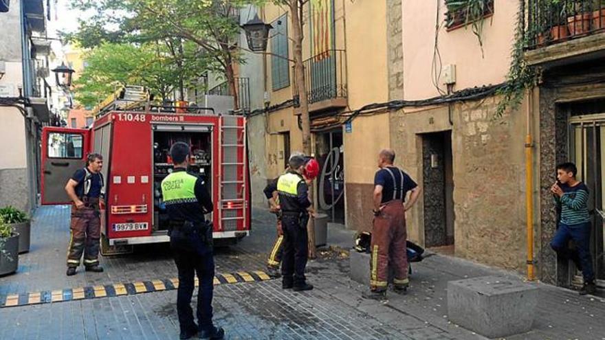 Un incendi crema parcialment una cuina en un pis de Manresa