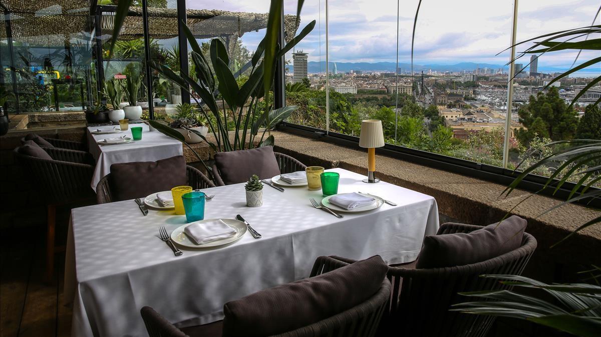 BARCELONA 4 07 2020 Restaurante Martinez Contras Verano arroz  Foto  Alain Salamano  Sisco Diago y Andres Huarcaya SIN el arroz Foto  arroz del senyoret de bogavane Foto  los tres con el arroz Foto  Imagen de la terraza  Fotografia de JOAN CORTADELLAS