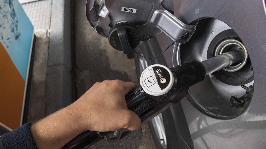 El empleado de una gasolinera de Vigo llenando el depósito de un coche. // FDV