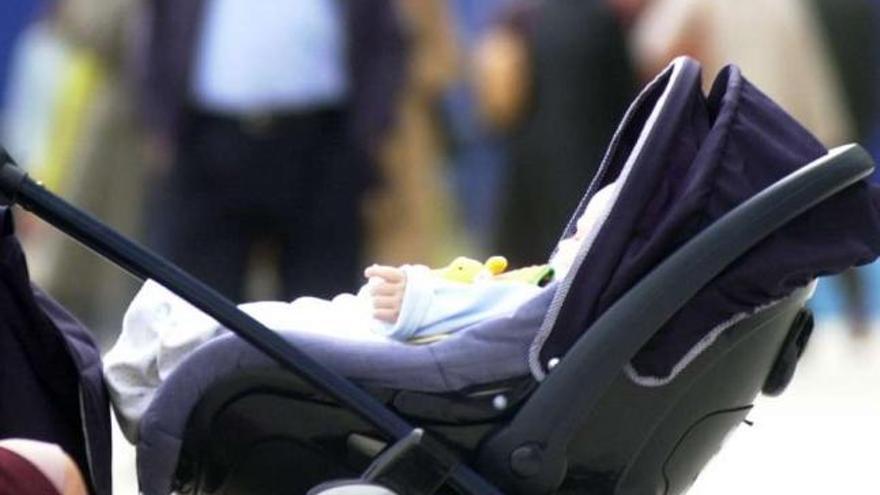 Un bebé en una silla de paseo. / carlos pardellas