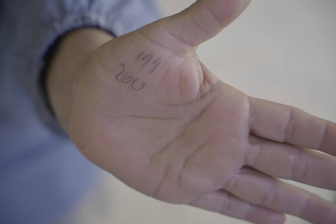 Fotos | El reparto de turnos disipa los nervios en la cola para obtener el informe de vulnerabilidad en Palma: "Está mucho mejor organizado que ayer"