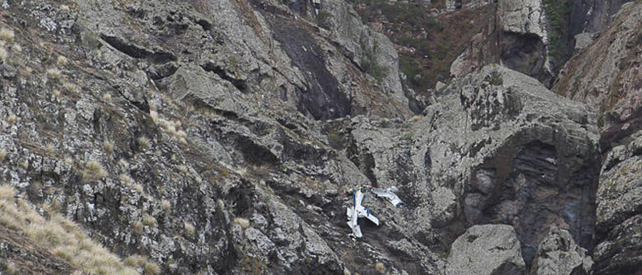 El avión quedó en la mitad del acantilado de Tamadaba.