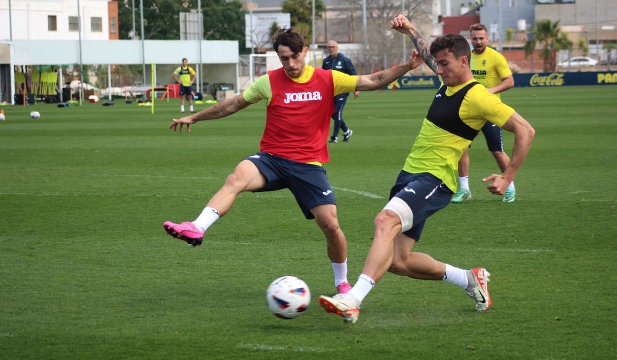 Adriá Altimira y Diego Collado pelean un balón durante la sesión de trabajo del pasado miércoles.