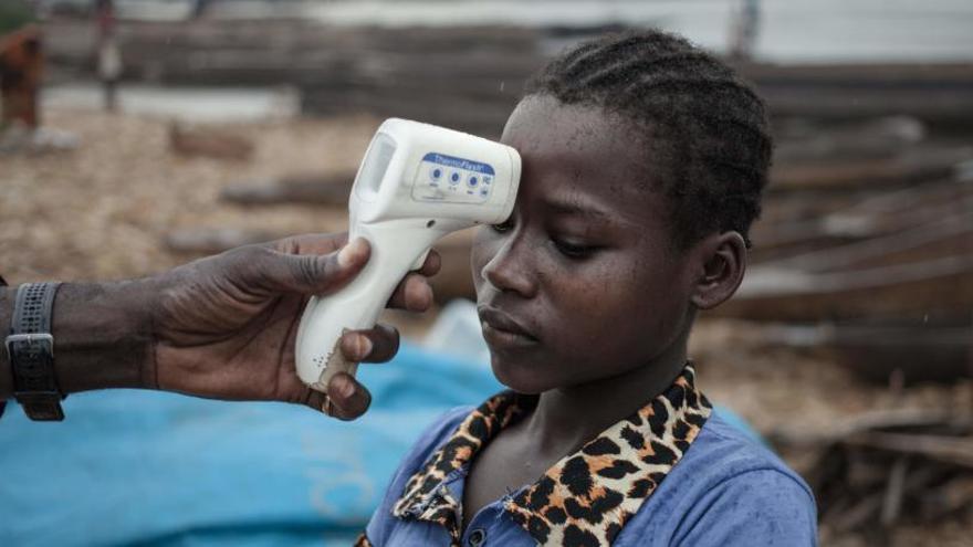 Un médico toma la temperatura a una joven congoleña.