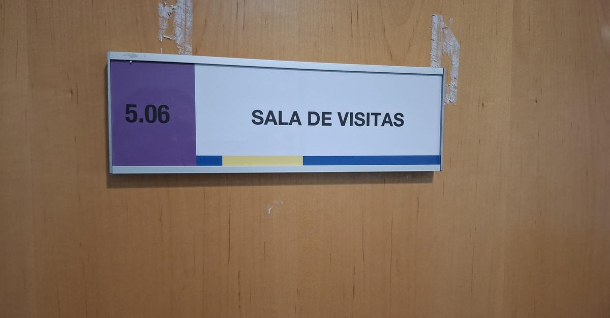 El cartel para la sala de vistas.