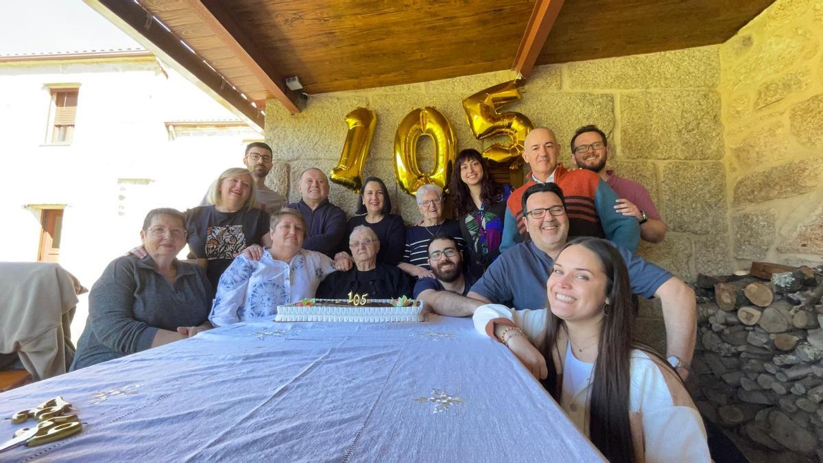 María de Medes celebró su 105 cumpleaños rodeada de sus hijas, nietos y bisnietos.