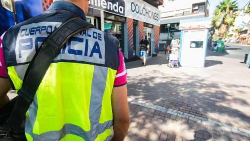 La Policía buscando pruebas en la calle el día del ataque.