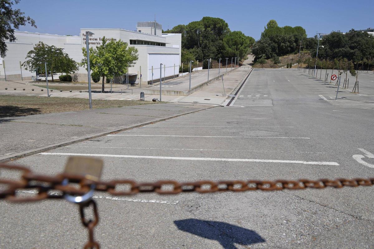 Els aparcaments on es preveu col·locar punts de recàrrega de vehicles al costat de la Facultat de Ciències Econòmiques i Empreserials.