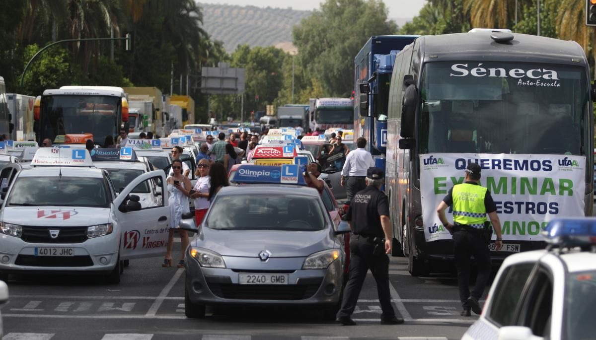 Fotogalería / Manifestación en Córdoba de autoescuelas