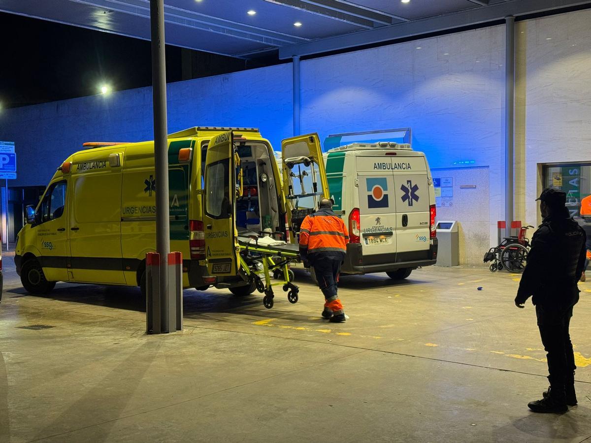 Traslado de personas heridas en el accidente al hospital Reina Sofía.