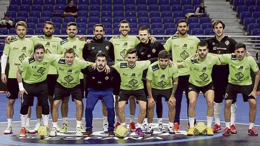 La plantilla del Palma Futsal posa ayer sobre la pista del WiZink Center tras el entrenamiento vespertino.