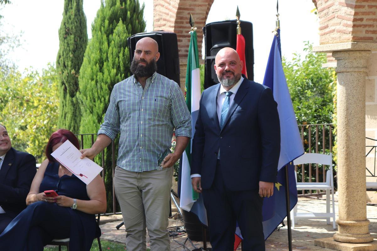Manuel Naharro Gata, vicepresidente segundo de la Asamblea de Extremadura entrega a Ignacio Blanco el galardón al fundador Santiago Blanco González.