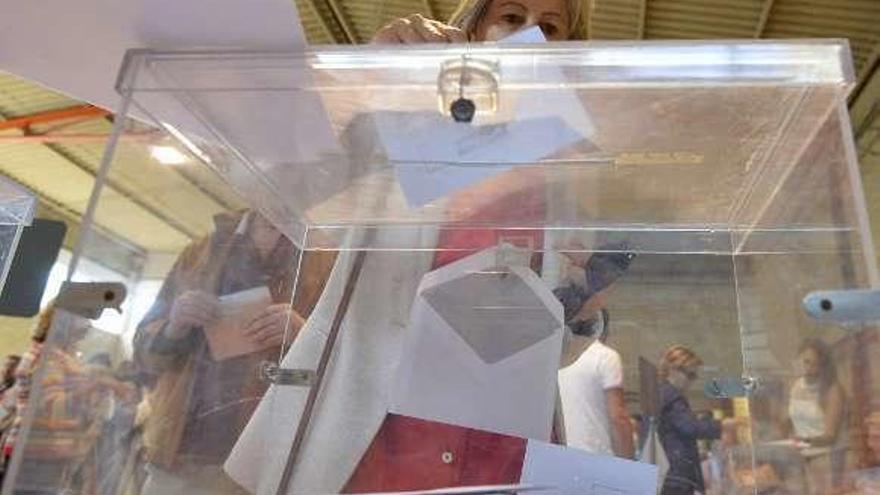 Una mujer vota en las pasadas elecciones generales.