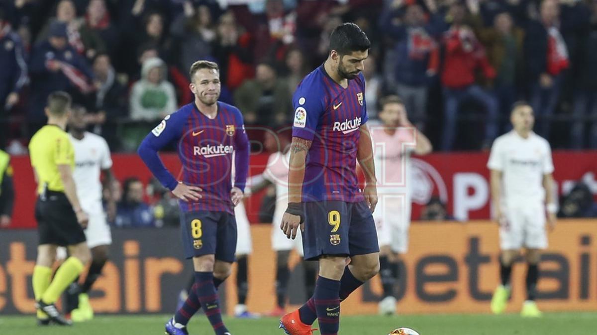 Sevilla FC, 2 - FC Barcelona, 0,  decepción de los jugadores del Barça al final del partido.