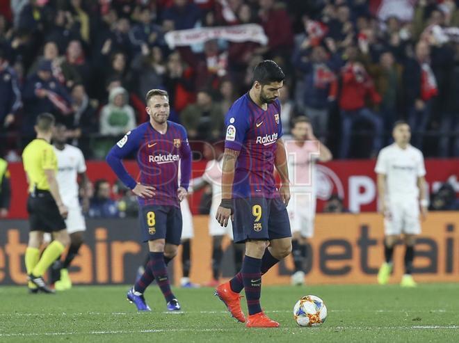 Sevilla FC, 2 - FC Barcelona, 0,  decepción de los jugadores del Barça al final del partido.