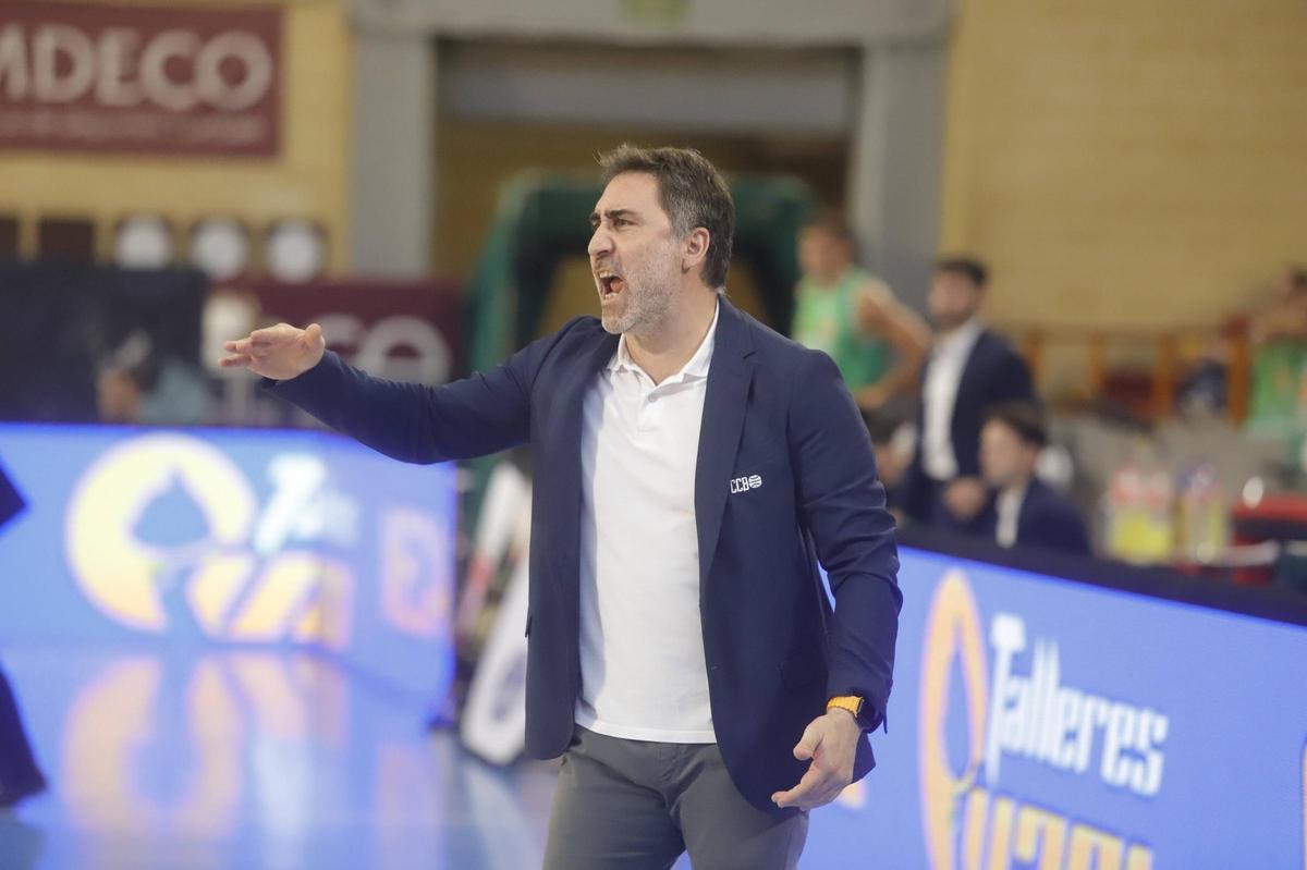 Gonzalo Rodríguez da instrucciones en un encuentro.
