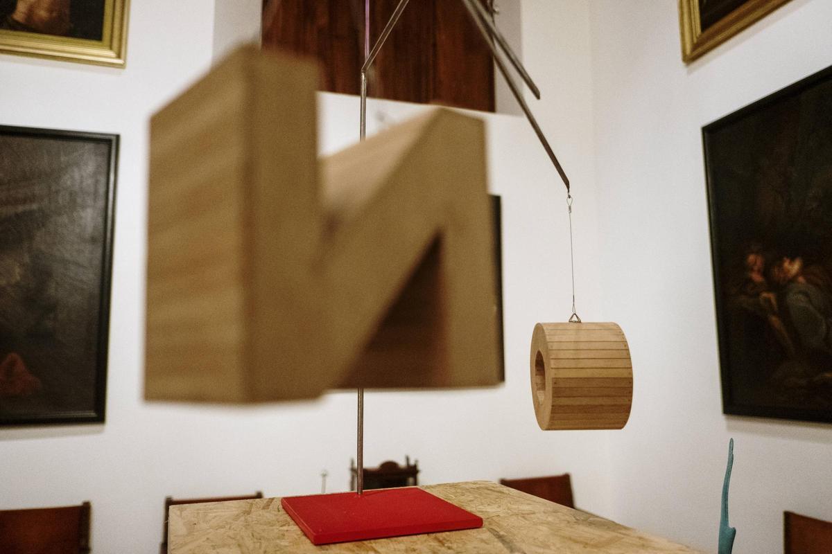 Die Kuratorin platzierte viele Exponate auf Modulen aus recyceltem Holz.