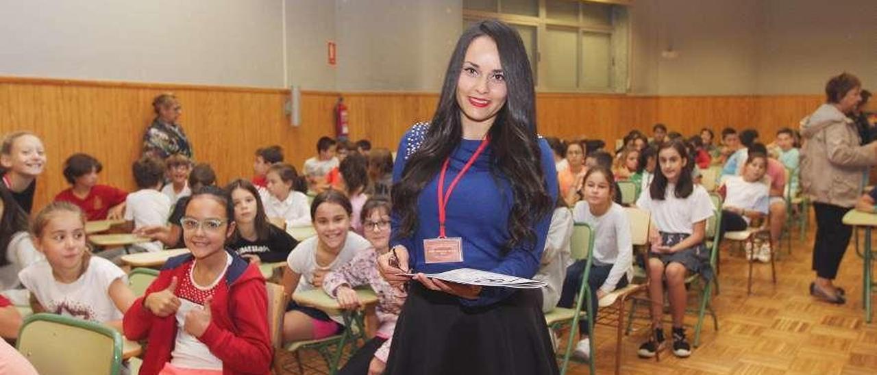 La poeta Anna Karenina ayer con alumnos de Primaria del colegio Mestre Vide de Ourense . // I.Osorio