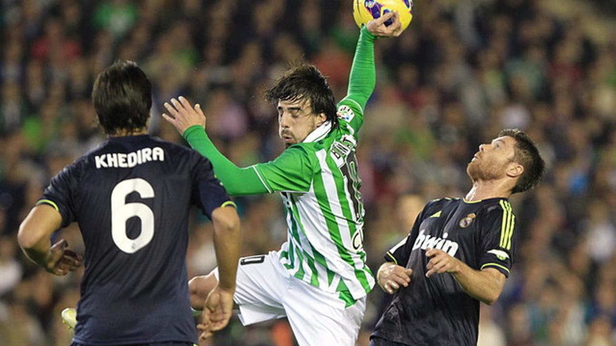 Xabi Alonso y Sami Khedira, ante Beñat Etxebarria.