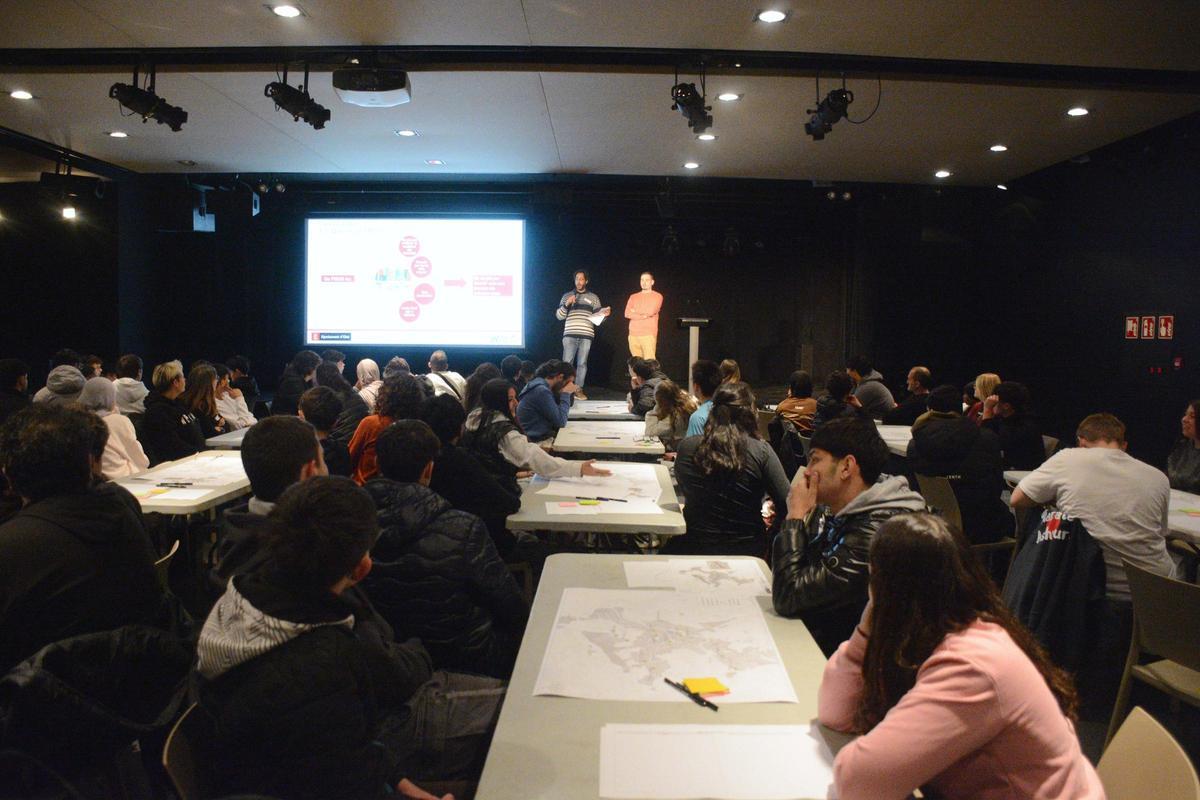 Detall d’una de les sessions de treball, amb l’equip organitzador i assistents analitzant aportacions i línies d’actuació