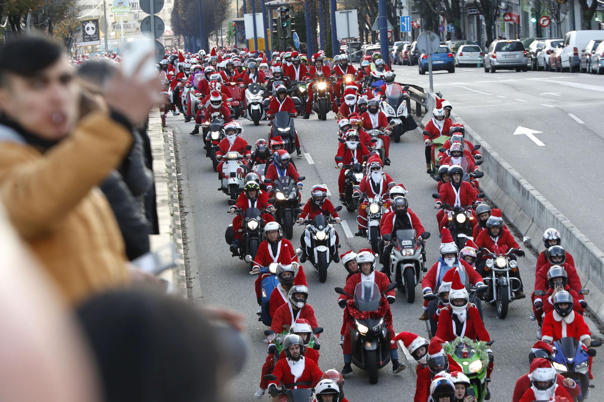 Papa Noel guarda los renos y saca la moto