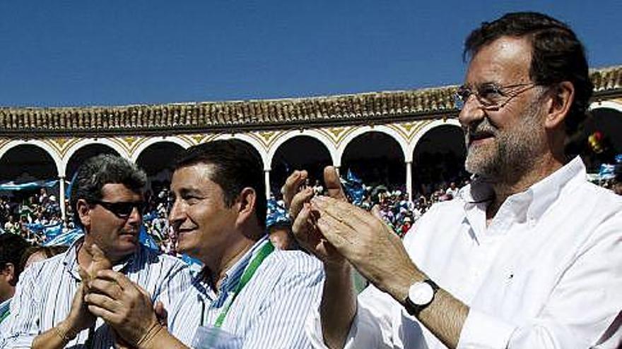 Mariano Rajoy con dirigentes del PP, ayer en la plaza de toros de Antequera.