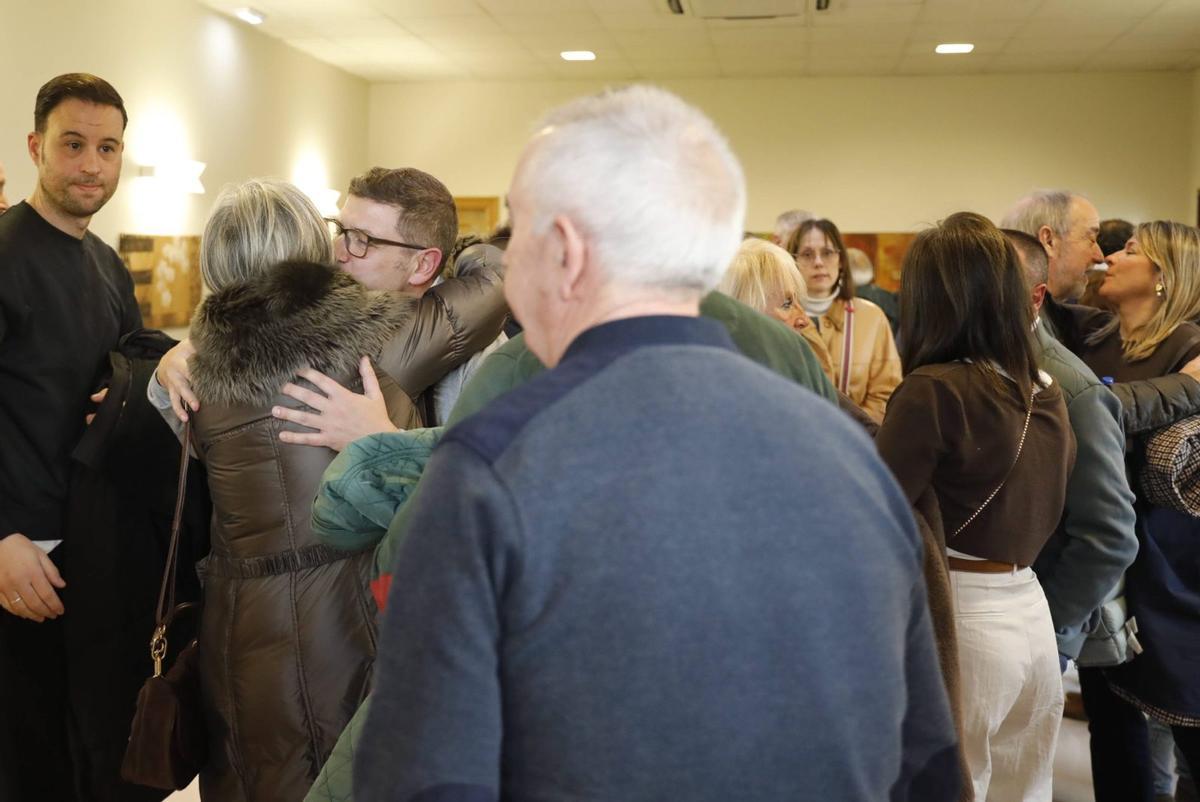 Fredi Martínez, tercero por la izquierda, recibe una de las muestras de pésame en la sala 22 del tanatorio de Langreo. | FERNANDO RODRÍGUEZ