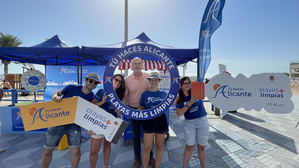 Campaña de UTE de limpieza en playas, con presencia del concejal