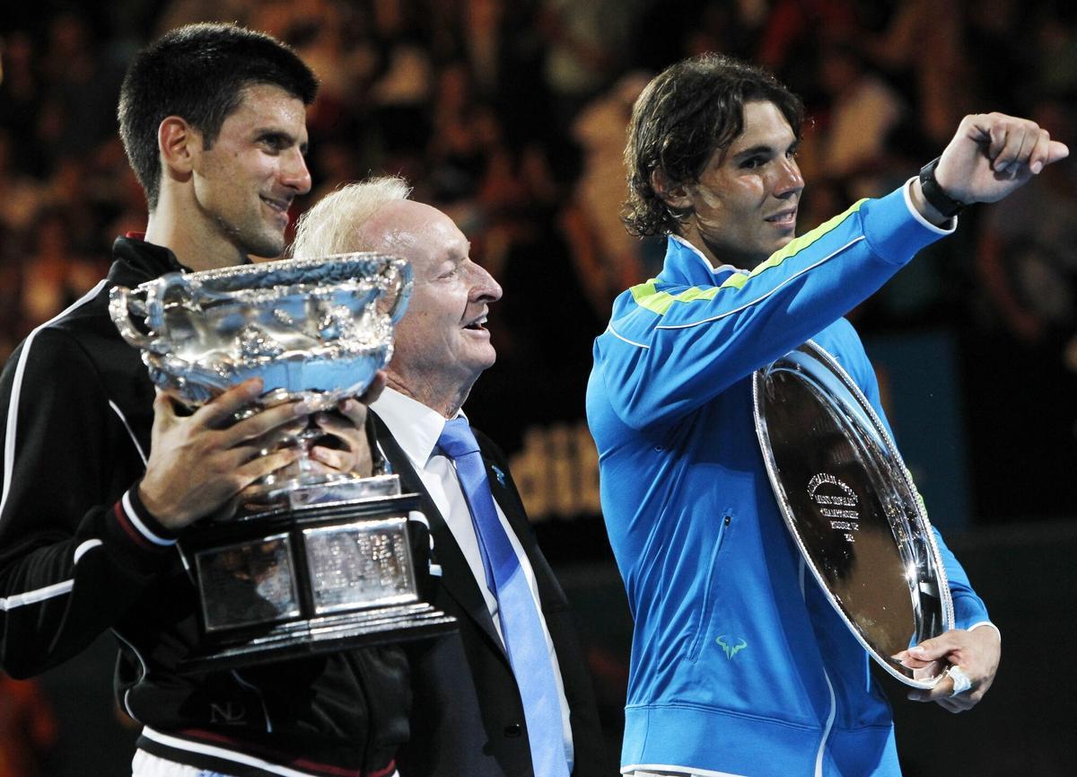 Djokovic y Nadal, con sus respectivos trofeos
