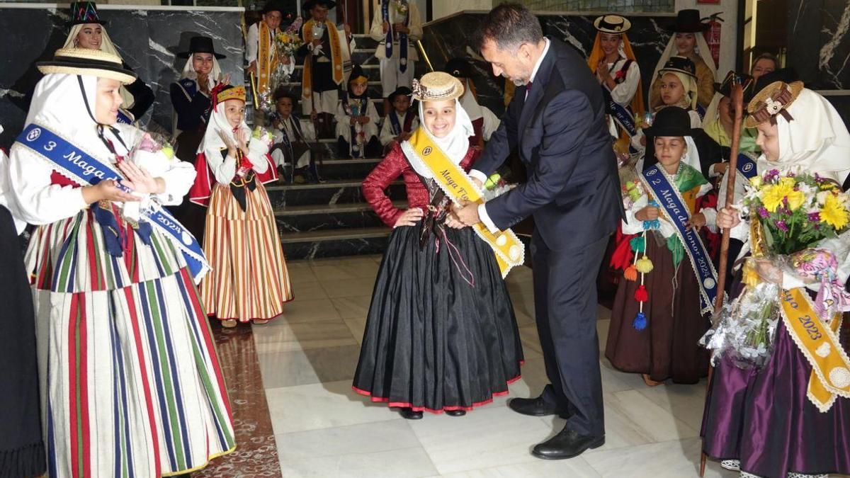El alcalde de Santa Cruz, José Manuel Bermúdez, junto a la maga infantil de las Fiestas de Mayo en 2024.