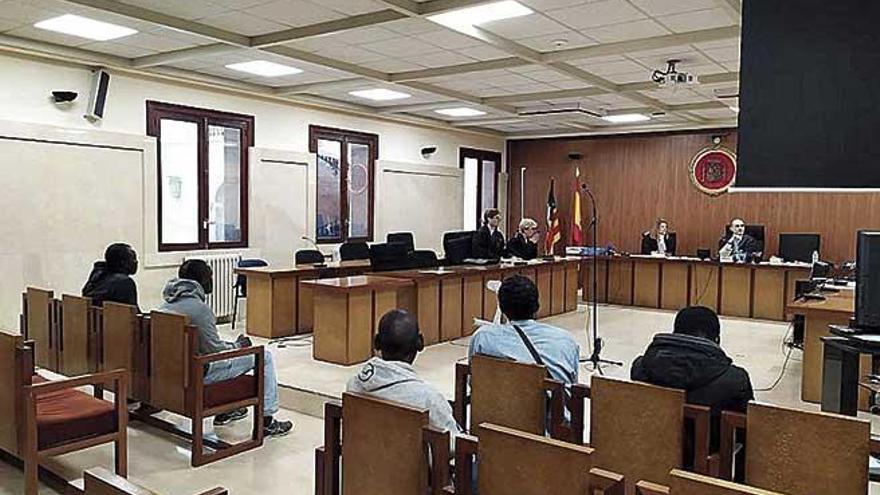 Cuatro condenados y su intÃ©rprete (con muletas), ayer en el juicio.