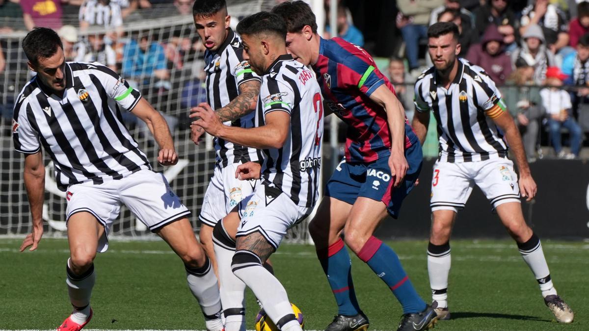 Gio Zarfino disputa un balón en el duelo contra el Huesca, cerca de De Miguel y Suero.